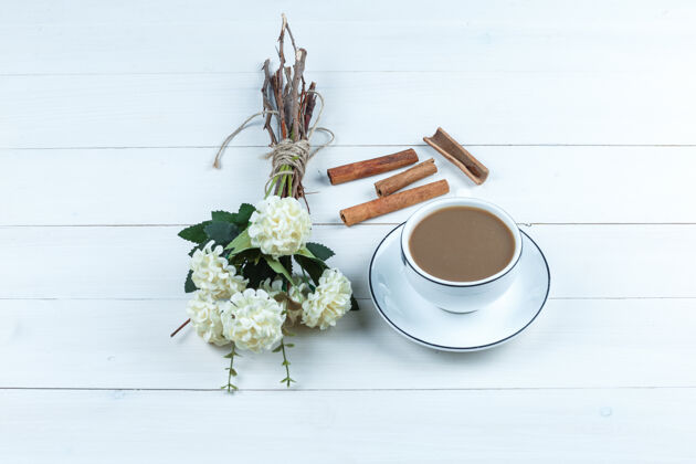 想法高角度观赏咖啡杯 以肉桂色白色木板为背景水平咖啡馆肉桂早餐