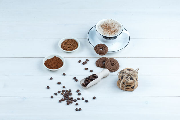 时间高角度观看饼干 一杯咖啡配一碗速溶咖啡 咖啡豆放在白色木板背景上水平豆子人水平