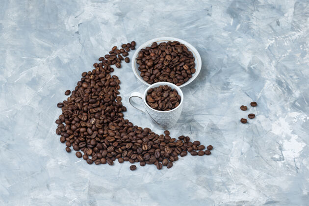 烤高角度查看咖啡豆在白色杯子和灰色石膏背景板水平咖啡宏热的