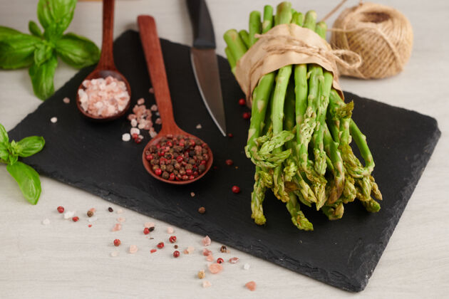 蔬菜一组新鲜的芦笋放在木头表面营养食物餐桌