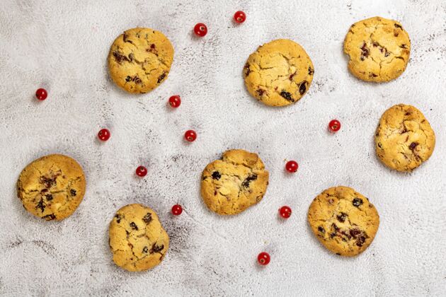 甜点混凝土表面巧克力饼干和小红莓的俯视图薯片食品美味