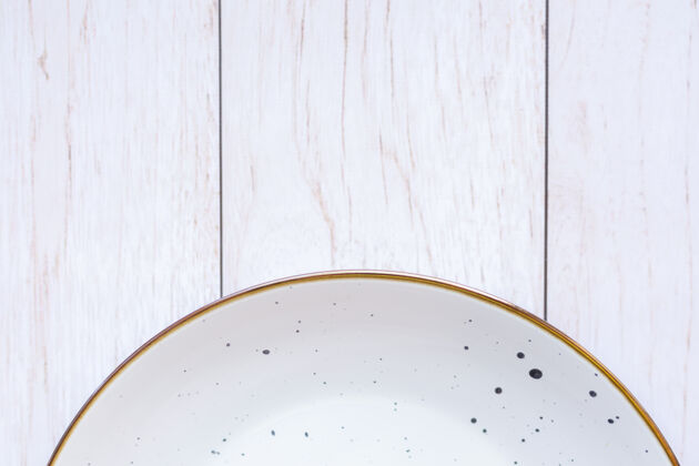 晚餐木表面白色陶瓷板 顶视图木头早餐油漆