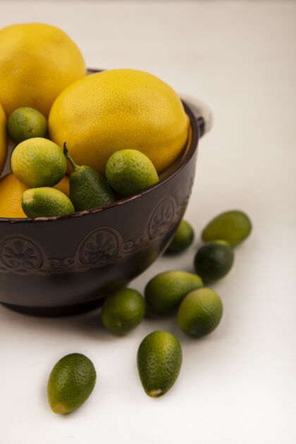 农业健康柑橘类水果的顶视图 如柠檬和金盏花在一个碗上 金盏花被隔离在一个白色的表面上柑橘食物美味