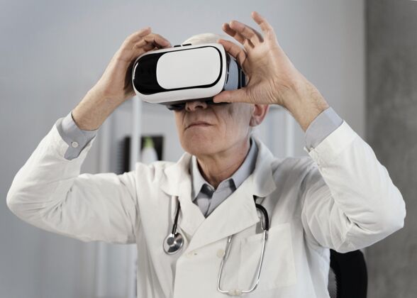 医学医生戴着虚拟现实护目镜虚拟现实护理医疗