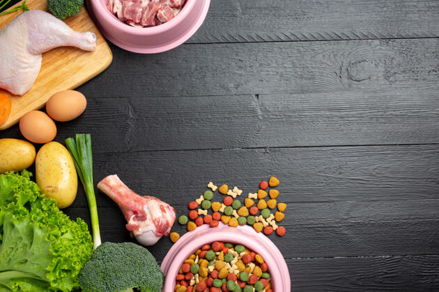 配料健康新鲜的宠物食品配料在黑暗的表面蔬菜肉蛋白质