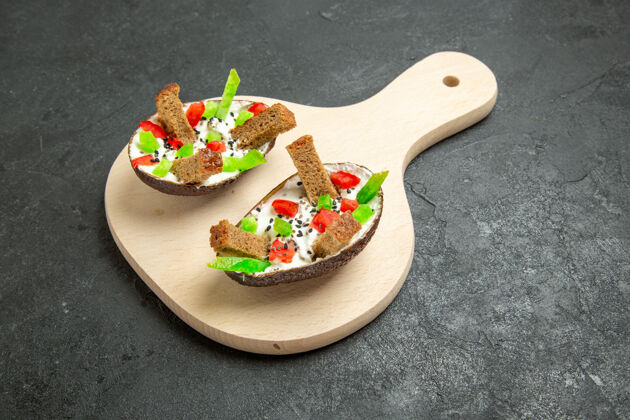盘子前视图奶油鳄梨与切片辣椒和面包片在灰色空间水果美食一餐