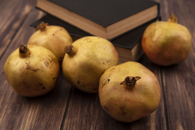 水果顶视图淡黄色粉红色的石榴皮孤立在一个木制表面有机传统健康