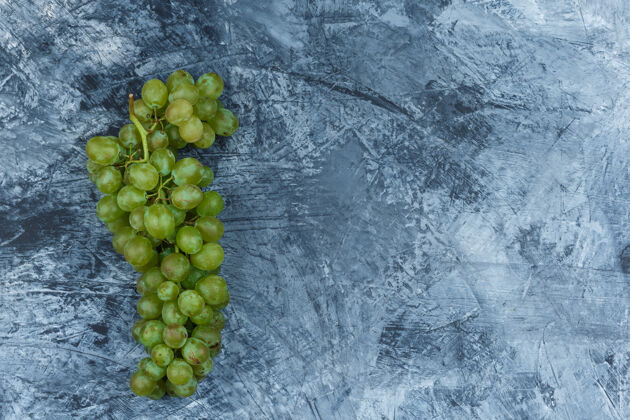 健康平放在深蓝色大理石背景上的白葡萄水平食物酒庄新鲜