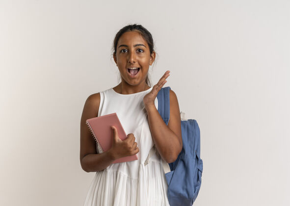 女生快乐的小女生 背着背包 拿着笔记本 举手快乐养着手