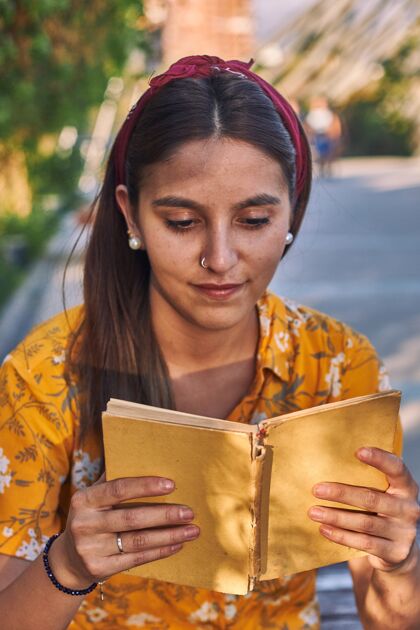 美丽一个穿着黄色衬衫的女孩看书的前视图阅读学习教育