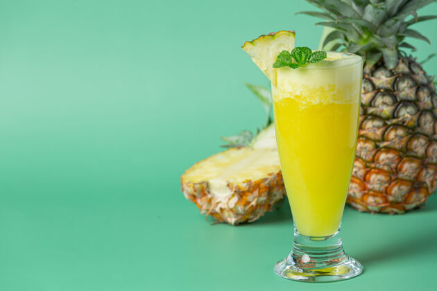 薄荷绿色表面的菠萝汁饮食美味空间