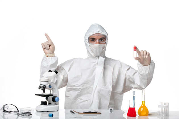 专业正面图：男医生穿着防护服 戴着面罩 因为在浅白色的空间里有一个瓶子套装实验室外套医疗