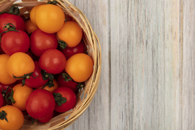 健康顶视图新鲜的红色和橙色西红柿桶上的灰色木制表面与复制空间食品木材营养