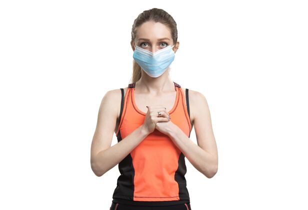 冠状病毒检疫一个戴着口罩和橙色运动服的女性在隔离期间工作面罩女性流行病
