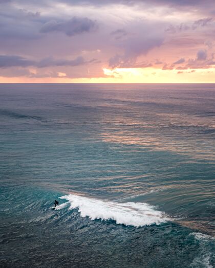 海岸垂直拍摄了令人惊叹的日落景色在海洋上夜晚景观五彩缤纷