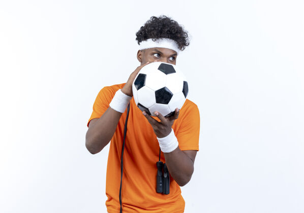 肩膀看着身边年轻的美国黑人运动男子戴着头带和腕带 脸上包着球 肩上扛着跳绳壁板腕带头带