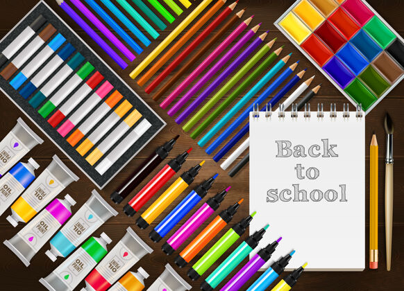 蜡笔回到学校的现实背景与五颜六色的铅笔标记蜡笔油漆记事本刷在木桌上木头铅笔记事本