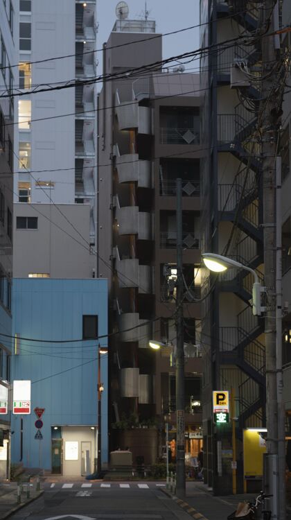 大都市夜晚的日本城有灯光人行道建筑夜晚