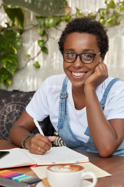 教育庆幸黑人女作家戴着透明眼镜 穿针引线办公桌沙发记者