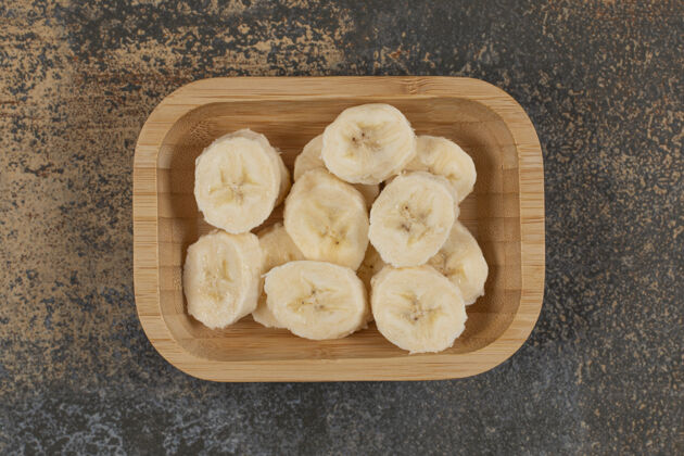 熟的把削皮的香蕉片放在木盘上好吃的水果切片
