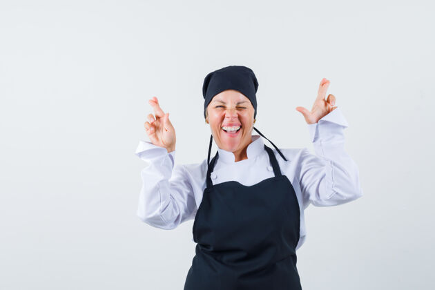 皮肤女厨师穿着制服 围裙 双手交叉 看起来很幸福正视图可爱新鲜皮肤护理