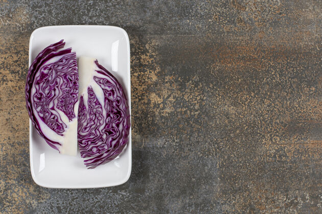 碗生的紫色卷心菜放在大理石表面的碗里红卷心菜营养新鲜