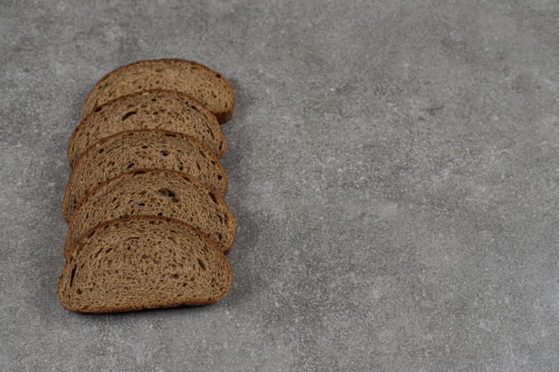 面包房在大理石表面切黑面包有机早餐面包皮