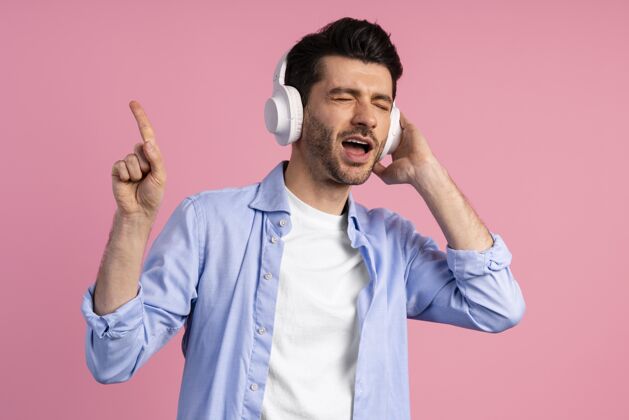 表情戴着耳机欣赏音乐的男人的前视图个体手势音乐