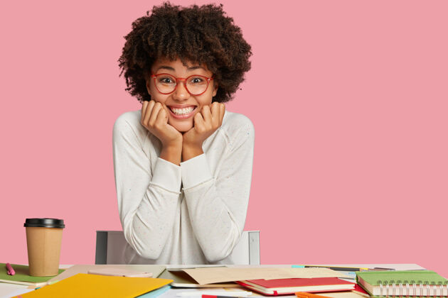 自由职业者横拍的俏皮黑人年轻女设计师咧嘴一笑 有着露齿的笑容笔记本办公桌动画