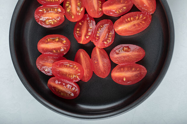 扁平半切的红樱桃番茄放在平底锅上美味新鲜蔬菜