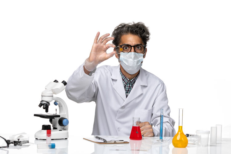 人正面图穿着白色医疗服的中年科学家拿着样品样品科学实验室