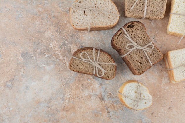 领带各种各样的面包堆在大理石背景上各种新鲜美味