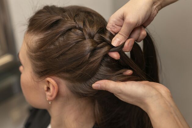 专业美发师在沙龙里照顾客人的头发发型师工作美发