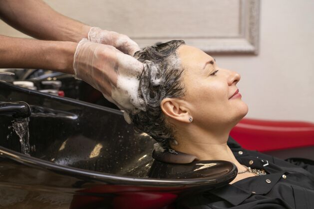 护理理发师给女人洗头发型师专业发型师