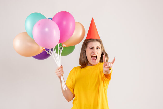 庆祝手持白色气球的年轻女子乐趣气球年轻女性