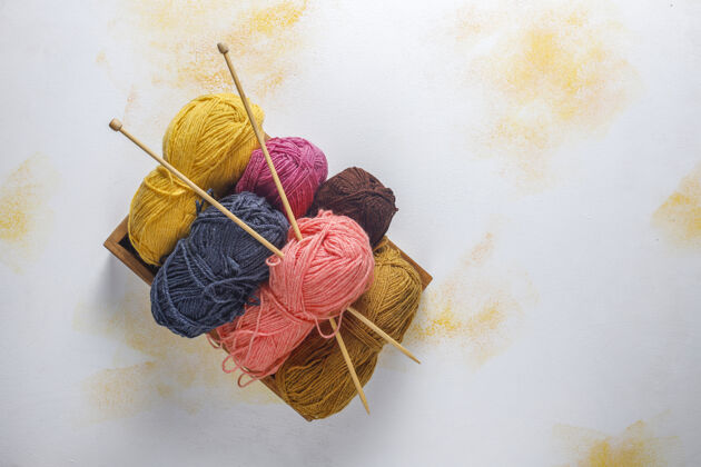 亮用针线编织成不同颜色的纱线球料卷针织