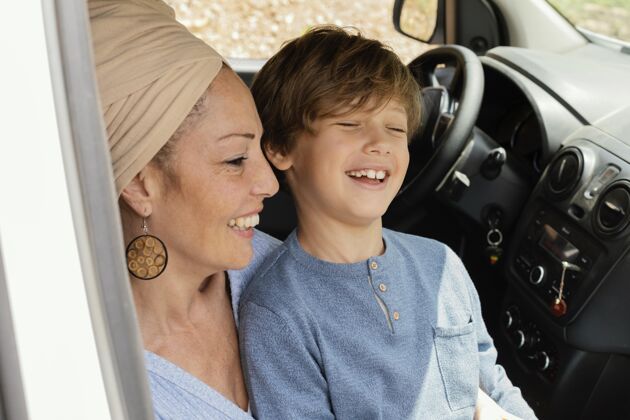 旅行快乐妈妈带着儿子在车里旅行家庭汽车孩子