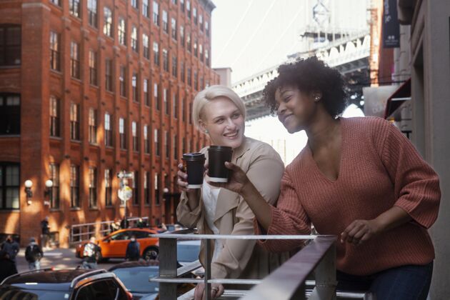 女人中等身材的女人在一起城市旅行者旅行