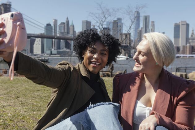 旅行者中等镜头的女人 外面有摄像头纽约女人城市