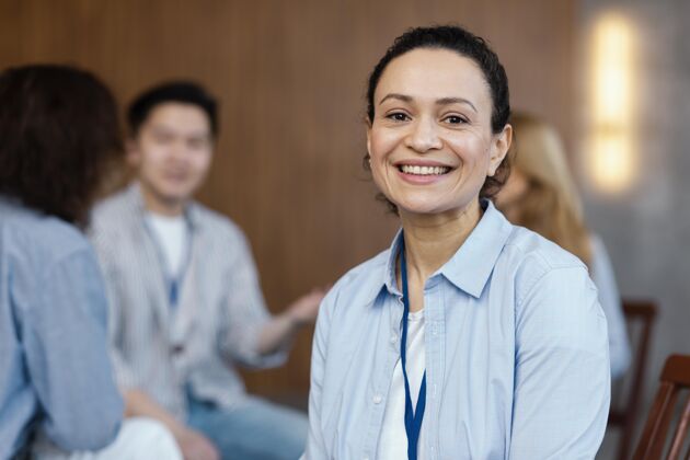 治疗特写笑脸女人在治疗健康人治疗师