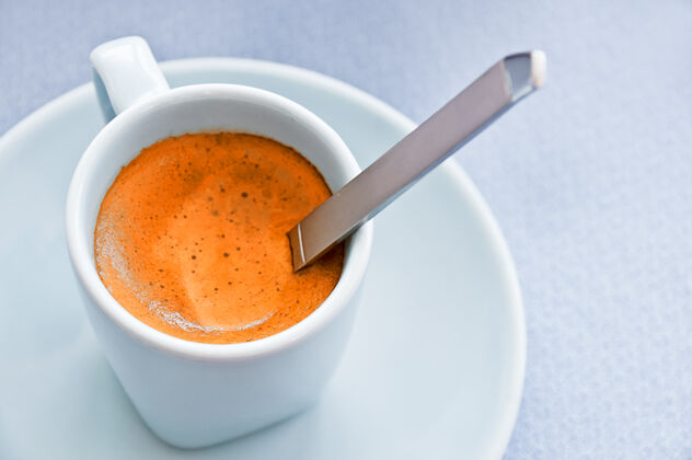 茶碟用勺子舀一杯浓咖啡桌子早餐浓缩咖啡