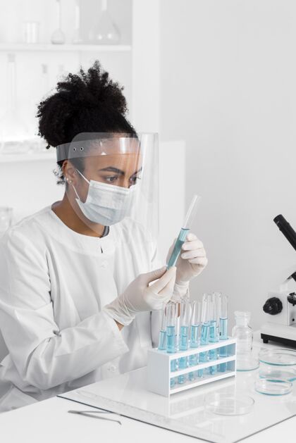 面具在实验室工作的女人实验室女人显微镜