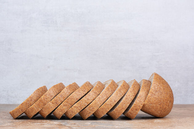 新鲜在大理石桌上放几片黑麦面包黑麦面包房面包