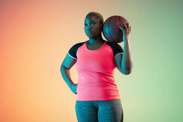 运动员年轻的非洲裔美国加号女模特在斜坡墙上训练非洲女人超重