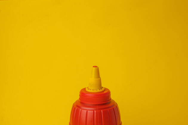 烹饪黄色墙上红色番茄酱瓶的特写镜头菜肴晚餐午餐