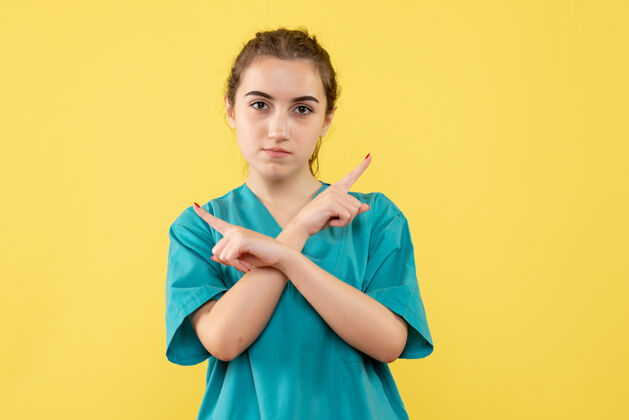 医学正面图黄色背景上年轻的女医生穿着医疗服衣服人健康