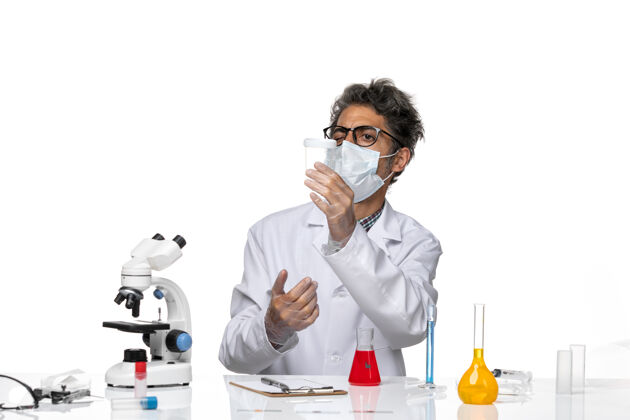 化学正面图穿着白色医疗服的中年科学家拿着烧瓶外套前面研究