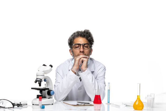 科学正面图穿着特殊白色西装的中年科学家围坐在桌子旁 拿着解决方案医学化学观点