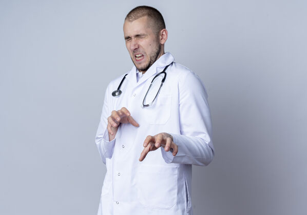 男性恼怒的年轻男医生 穿着医用长袍 脖子上戴着听诊器 闭着眼睛伸着手 隔离在白色的空间里空间封闭脖子