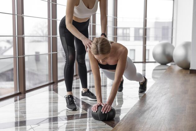 成人近距离室内女子训练锻炼活动运动
